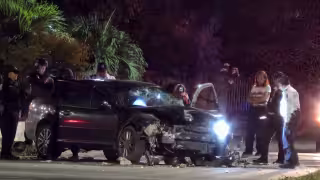 Auto compacto se impacta contra jardinera de la Secundaria Técnica 2