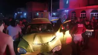 El conductor quedó inconsciente dentro del auto de lujo