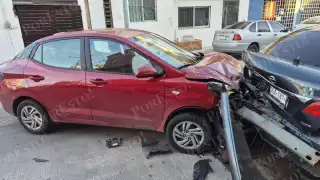 Conductor se impacta contra dos autos estacionados en la colonia Fátima, Ciudad del Carmen