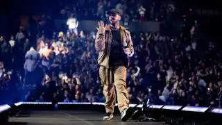 Anuel AA sube a moto durante concierto y se le va contra el público