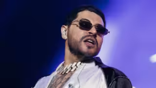 Eduin Caz canta en la sala de espera de un aeropuerto y sorprende a los pasajeros