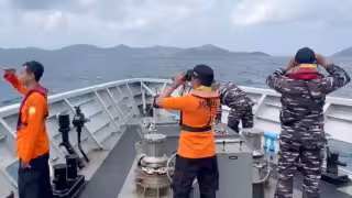 Naufragio en Indonesia deja un muerto y 24 desaparecidos; continúa intensa búsqueda de pasajeros