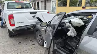 Conductora se distrae y choca contra camioneta del INEGI en Ciudad del Carmen