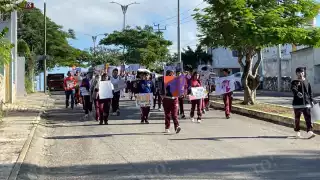 Alumnos de secundaria marchan en Hopelchén contra la violencia hacia mujeres y niñas