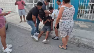 Hombre convulsiona en calles de la colonia Fátima; vecinos lo auxiliaron ante la ausencia de una ambulancia