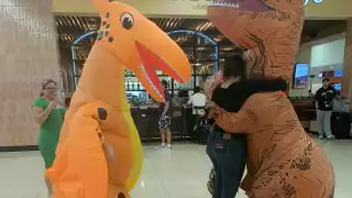 Estudiante regresa a Mérida tras seis meses en Tailandia y la reciben con botargas jurásicas