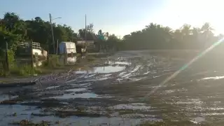 Cuando se seca queda en estado precario, aumentando el riesgo de lesiones para los apasionados futbolistas.