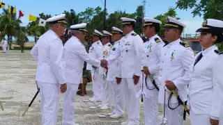 Caballero Ávila pasó revista al contingente naval presente en la ceremonia de Entrega-Recepción,