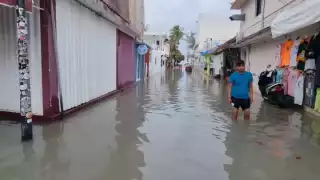 La inundación no duró mucho tiempo. Desde primera hora, empleados de la zona escurrieron la calle para dejar los negocios presentables para los visitantes.