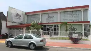 Funcionarios como Pablo Bustamante, Ana Patricia Peralta y Marybel Villegas Canché han sido acusados de promover su imagen a través de ese programa