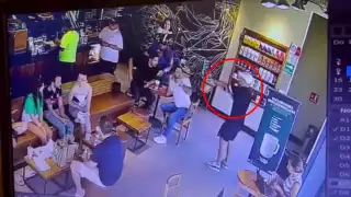 En un segundo video se aprecia cómo el empresario fue ejecutado por un hombre en un Starbucks en Tulum