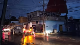 Fuertes vientos arrancan techo de lámina y provocan apagón en colonia Francisco I. Madero