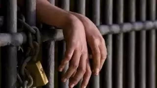 Durante la detención del acusado provocó daños en el vehículo de la policía lanzándole piedras