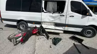 El operador de la van, que llevaba a un grupo de turistas nacionales, circulaba de sur a norte