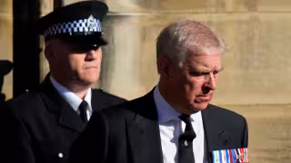 Rey Carlos III rompe el silencio tras detención del expríncipe Andrés por el caso Epstein