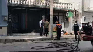 Los bomberos rompieron parte del frente para poder ingresar y sofocar las llamas