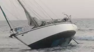 Según la información previa un velero se encontraba navegando en el Mar Caribe, aunque aún no se han revelado las causas que lo hicieron encallar