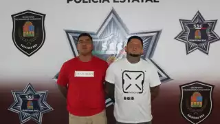 Arrestan a dos hombres en Cancún por resistencia a agentes policiacos