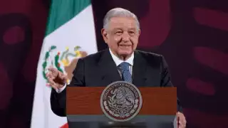 En su conferencia mañanera, el presidente Andrés Manuel López Obrador mostró el mensaje que emitió para protestar por la decisión de YouTube de bajar el video de la mañanera del 22 de febrero