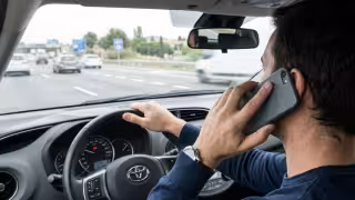 ¿De cuánto es la multa por usar el celular al conducir en Yucatán? Esto es lo que debes pagar en 2026