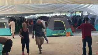 Se detalló que el albergue cuenta con: baños portátiles, regaderas con agua potable, lavaderos, suministro suficiente de agua