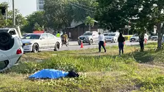 Según testigos informaron que presuntamente el auto circulaba a exceso de velocidad