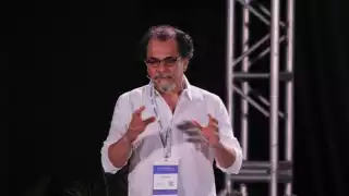 Sus materiales y técnicas reúnen la experiencia entre la construcción de geometría sensible