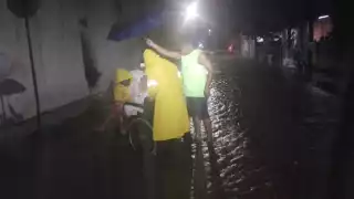 Los propietarios comenzaron a buscar la manera de salvaguardar sus pertenencias y evitar daños mayores