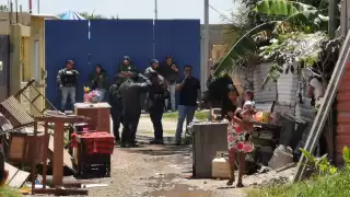 Dos hombre fueron detenidos por agredir a policías durante el desalojo