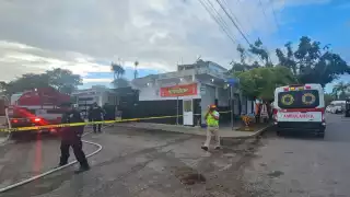 Esto fue específicamente en la calle Flor de Primavera con Lilis, hasta donde llegaron los bomberos para extinguir el fuego.