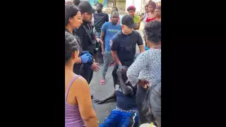 Los "invasores de Roma" agredieron con tubos y palos a los migrantes de la Plaza Giordano Bruno en la colonia Juárez de la CDMX