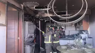 Loa bomberos llegaron al lugar para sofocar las llamas