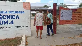 Mientras tanto, en la escuela continúa tenso el ambiente ante la investigación que se está llevando a cabo