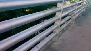 Una familia se llevó un susto tras chocar con un barandal de contención