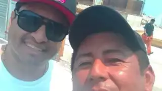 Julión Álvarez se dio el tiempo para dar autógrafos y tomarse fotos