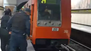Joven se avienta a las vías del metro en la CDMX y sobrevive