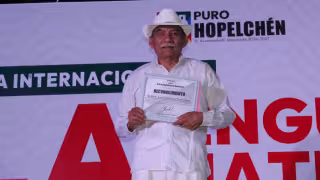 Promotor del rescate y la preservación de la lengua materna recibe digno reconocimiento