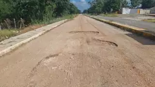 Vecinos de Hecelchakán denuncian obra inconclusa desde hace 10 años que pone en riesgo a conductores