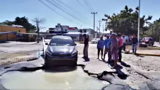 El enorme socavón apareció en la avenida López Portillo de Campeche