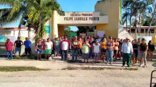Padres de familia toman escuela primaria en Tixcancal; exigen la construcción de un domo: VIDEO