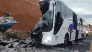 Fuerte choque entre autobús y camión en la autopista Cuacnopalan–Oaxaca deja al menos dos mujeres muertas