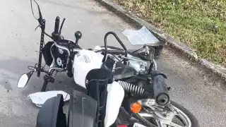 Conductor manda al pavimento a un motociclista en la colonia Payo Obispo de Chetumal