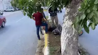 El motociclista terminó sobre el camellón tras el impacto y con varias heridas