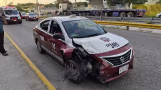 Aparatoso choque provoca volcadura de pochimóvil cerca del Rastro Municipal; un lesionado y dos unidades con severos daños