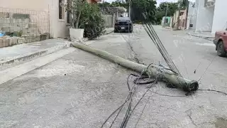 Camión pesado derriba cables y poste en la colonia Siglo XXI, Campeche