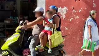Exponen a padres de familia de Motul por viajar con niños en motocicleta y sin casco 