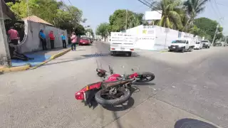 El motociclista terminó con lesiones en las piernas