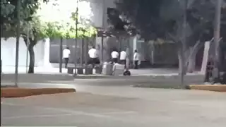 Un grupo de taxistas de Cancún fue captado golpeando a un par de turistas cerca del Palacio Municipal