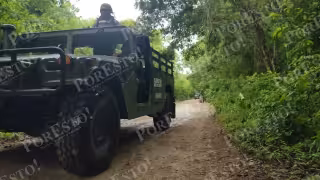 Se puede observar un convoy de unidades oficiales que realizan la búsqueda de este hombre