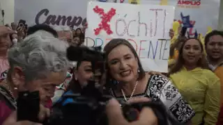 La aspirante del Frente Amplio por México se reunió con más de 400 simpatizantes